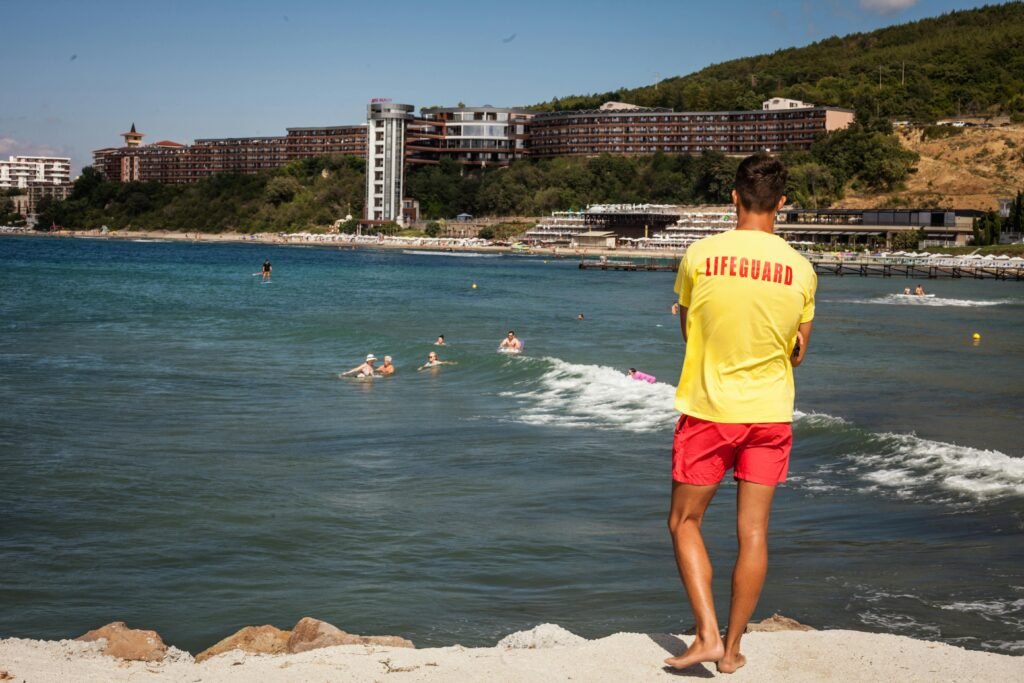 socorrista realizando primeros auxilios en piscina