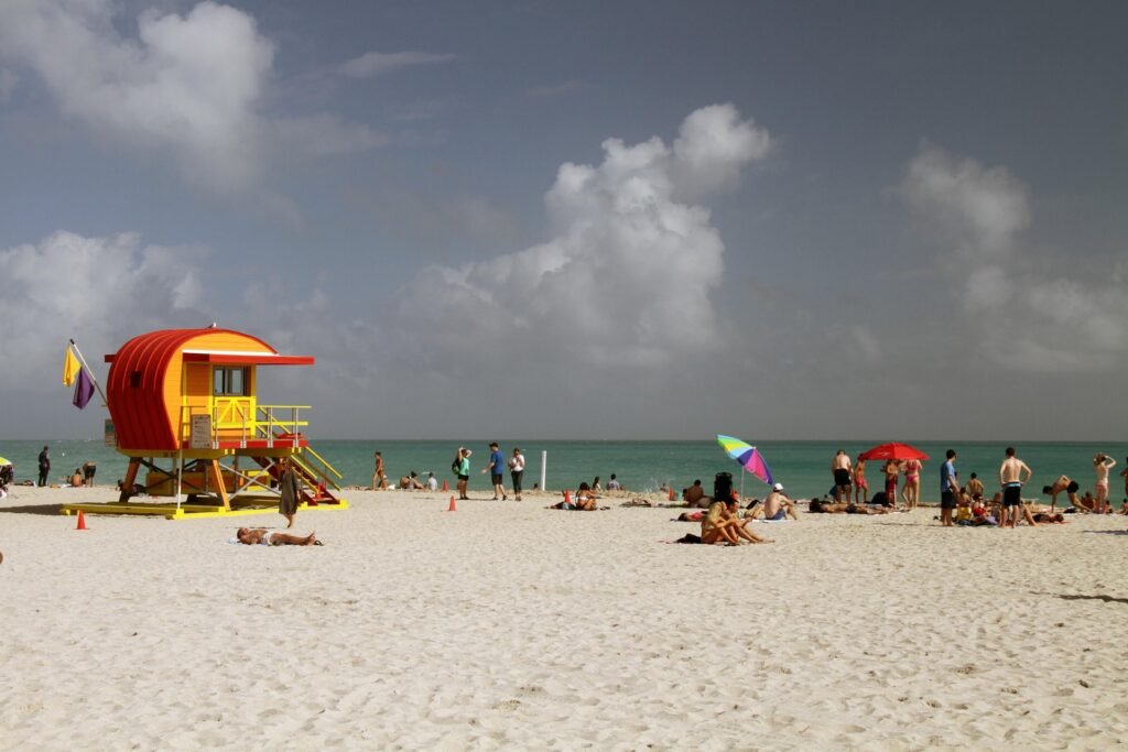 Socorristas profesionales con seguros y protección legal en piscinas y playas