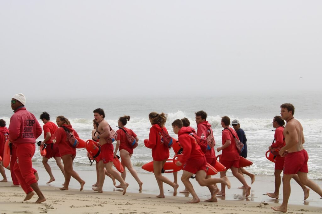 Socorrismo vigilando playa turística y bañistas
