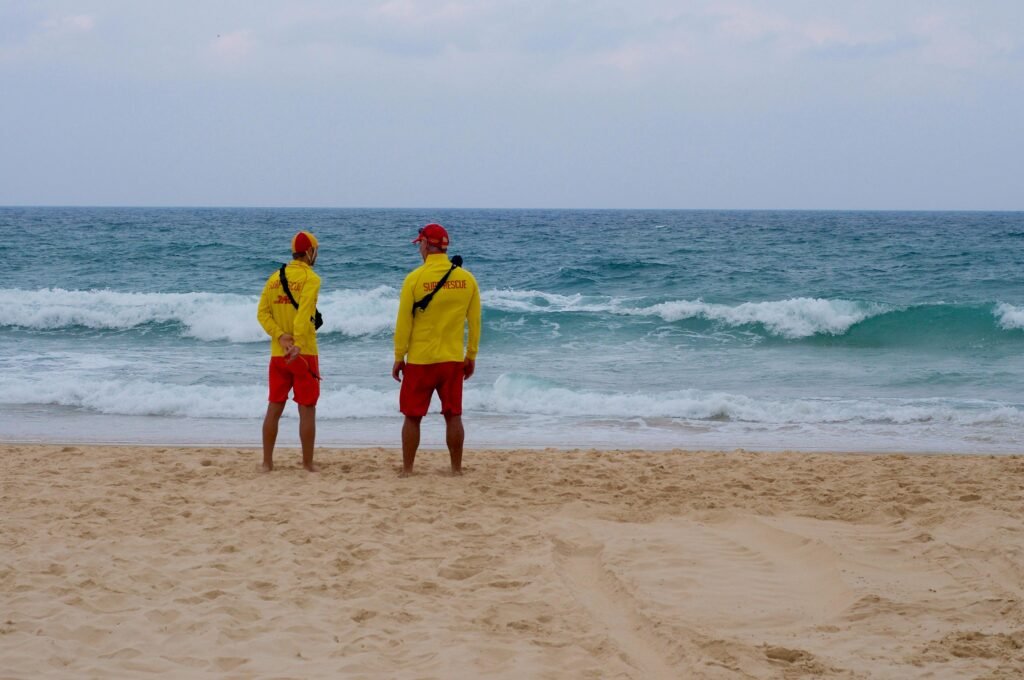 diferencias entre socorrismo público y privado en piscinas y playas