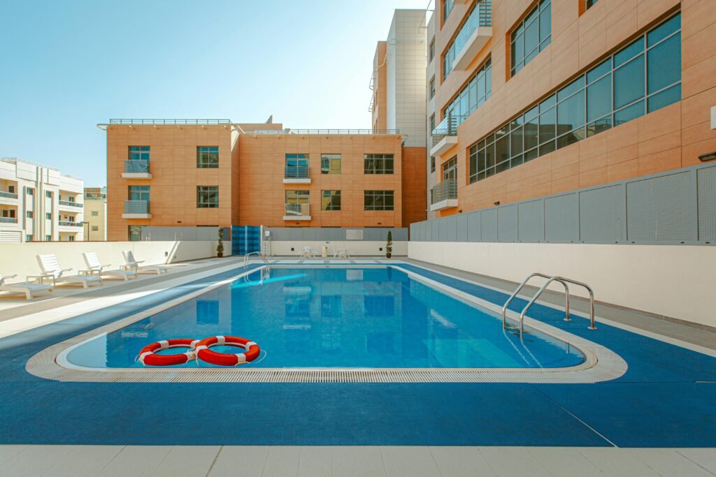 socorrista vigilando piscina de hotel